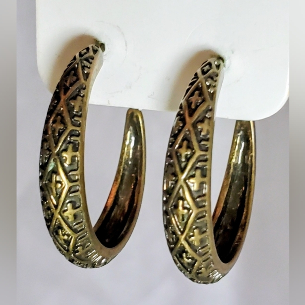 Set Of Brass and Maroon Fringe Necklace And Earring Set. - Picture 9 of 9